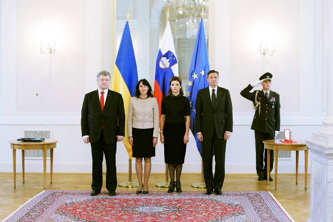 Predsednik Pahor in predsednik Porošenko s soprogama pred izmenjavo odlikovanj